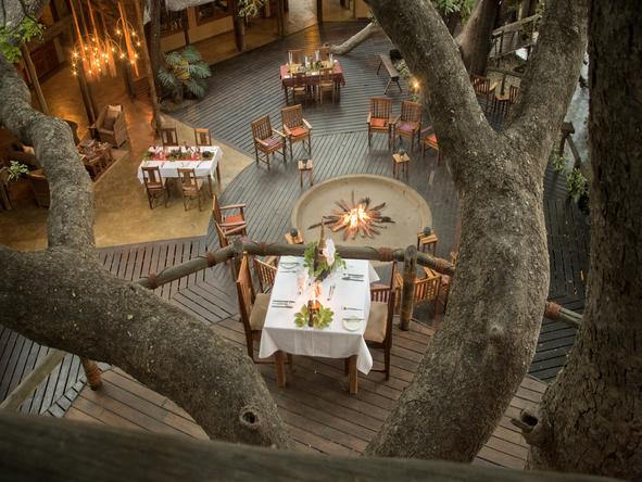 Susuwe Island Lodge - campfire + outdoor dining